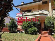 Foto Villa a schiera in Vendita, 575 mq (Caserta)