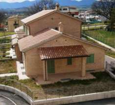 Foto Villa a schiera in vendita a Spoleto - 5 locali 220mq