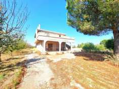 Foto Villa allo stato rustico con 12000 mq di terreno