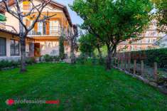 Foto Villa bifamiliare in Vendita, pi di 6 Locali, 180 mq (Pinerolo)