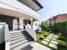 Foto Villa bifamiliare in Vendita, pi di 6 Locali, 248 mq (Giugliano