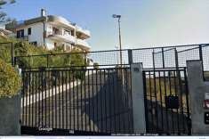 Foto Villa Bifamiliare in Vendita, pi di 6 Locali, 250 mq, Catania