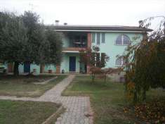 Foto Villa bifamiliare in Vendita, pi di 6 Locali, 4 Camere, 360 mq