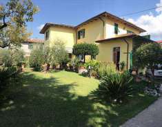 Foto Villa bifamiliare in Vendita, pi di 6 Locali, 5 Camere, 260 mq