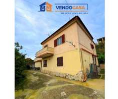 Foto Villa bifamiliare in vendita a Pozzuoli
