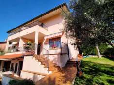 Foto Villa bifamiliare in vendita a Spello