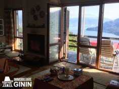 Foto villa con ampia vista del lago maggiore