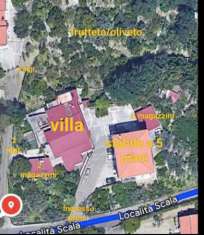 Foto Villa con giardino e palazzo