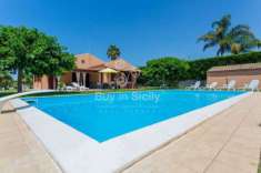 Foto Villa con piscina e giardino a pochi passi dal mare di Playa Grande - Scicli RG