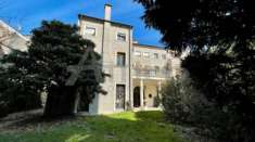 Foto Villa di 1058 m con pi di 5 locali e box auto in vendita a Rovigo