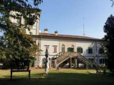 Foto Villa di 1200 m con pi di 5 locali e box auto doppio in vendita a Modena