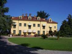 Foto Villa di 1500 m con pi di 5 locali e box auto doppio in vendita a Fossano