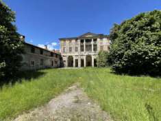 Foto Villa di 1642 m con pi di 5 locali in vendita a Bergamo