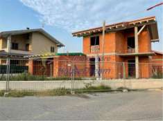 Foto Villa di 180 m con pi di 5 locali e box auto doppio in vendita a Vaprio d'Agogna