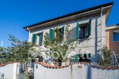 Foto Villa di 188 m con pi di 5 locali in vendita a Pontedera [rif. DV-8217]
