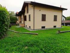 Foto Villa di 250 m con pi� di 5 locali e box auto doppio in vendita a Buguggiate
