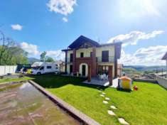 Foto Villa di 280 m con pi di 5 locali e box auto doppio in vendita a Arcisate