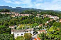 Foto Villa di 315 m con pi di 5 locali e box auto in vendita a Cetona