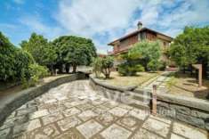 Foto Villa di 340 m con pi di 5 locali in vendita a Mascalucia