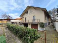 Foto Villa di 350 m con pi� di 5 locali e box auto doppio in vendita a Arona