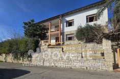 Foto Villa di 350 m con pi di 5 locali e box auto in vendita a Asciano