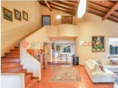 Foto Villa di 380 m con 5 locali e box auto doppio in vendita a Dormelletto