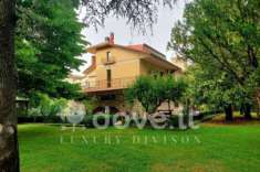 Foto Villa di 399 m con pi di 5 locali e box auto in vendita a Sarteano
