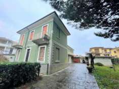 Foto Villa di 400 m con pi di 5 locali e box auto doppio in vendita a Romentino