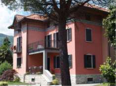 Foto Villa di 410 m con pi di 5 locali e box auto doppio in vendita a Erba