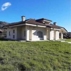 Foto Villa di 750 m con pi di 5 locali e box auto doppio in vendita a Roccabruna