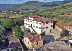 Foto Villa di 850 m con pi di 5 locali in vendita a Castiglion Fiorentino
