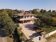 Foto Villa in Vendita, pi di 6 Locali, 230 mq, Loreto Aprutino