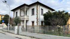 Foto Villa in Vendita, pi di 6 Locali, 3 Camere, 190 mq (PESCIA)