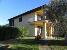 Foto Villa in Vendita, pi di 6 Locali, 3 Camere, 200 mq (MASSAROSA)