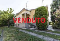 Foto Villa in Vendita, pi di 6 Locali, 3 Camere, 251 mq (VILLASANTA)