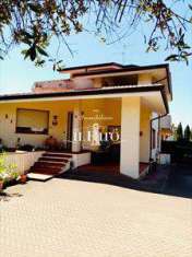 Foto Villa in Vendita, pi di 6 Locali, 300 mq (Massarosa)
