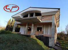 Foto Villa in Vendita, pi di 6 Locali, 300 mq (Montevarchi)