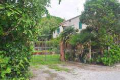 Foto Villa in Vendita, pi di 6 Locali, 4 Camere, 280 mq (CECINA)