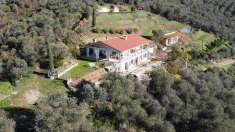 Foto Villa in Vendita, pi di 6 Locali, 5 Camere, 270 mq (MASSAROSA)