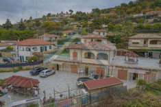 Foto Villa in Vendita, pi di 6 Locali, 6 Camere, 300 mq (CAMPOROSSO)