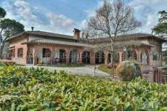 Foto Villa in Vendita, pi di 6 Locali, 6 Camere, 350 mq (MONTEPULCIA