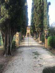 Foto Villa in Vendita, pi di 6 Locali, 700 mq, Foligno