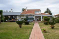 Foto Villa in vendita a Anzio - 9 locali 230mq