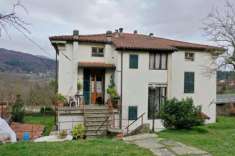 Foto Villa in vendita a Camporgiano - 7 locali 361mq