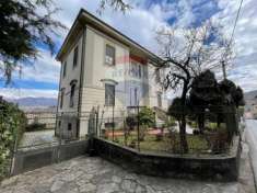 Foto Villa in vendita a Castelnuovo Di Garfagnana - 13 locali 225mq