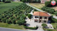 Foto Villa in vendita a Castiglione Del Lago - 9 locali 280mq