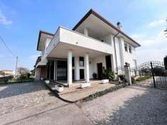 Foto Villa in vendita a Correzzola - 7 locali 304mq