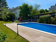 Foto Villa in vendita a Desenzano Del Garda - 8 locali 300mq