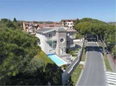 Foto Villa in Vendita a Desenzano del Garda