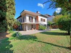 Foto Villa in vendita a Dormelletto - 8 locali 220mq